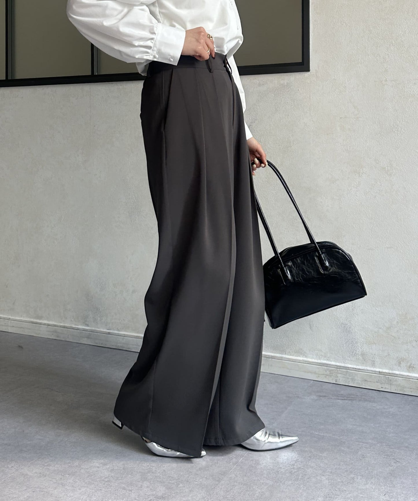 Thevon. “2-Tuck Slacks” | Relaxed Fit Pants with Wrinkle-Resistant Fabric
