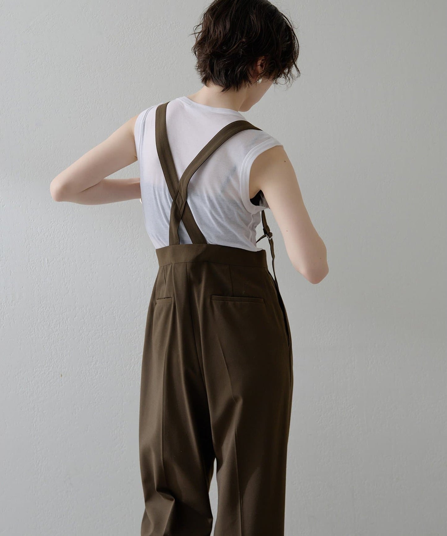 Whim Gazette “THE PAUSE” Suspender Pants Washable Wool-Like Wide Trousers with 2-Tuck Design