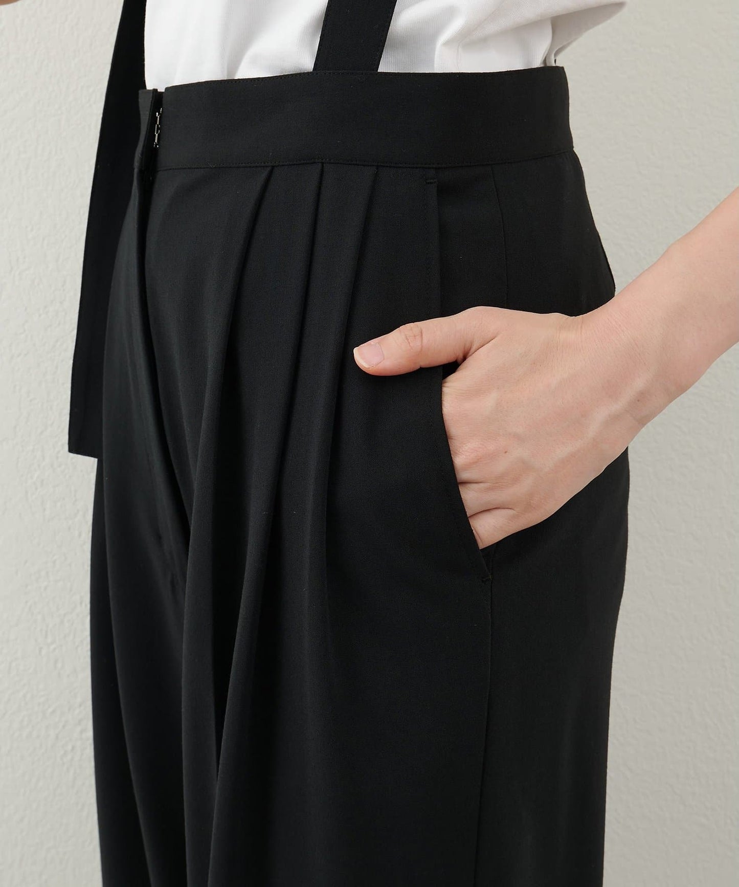 Whim Gazette “THE PAUSE” Suspender Pants Washable Wool-Like Wide Trousers with 2-Tuck Design