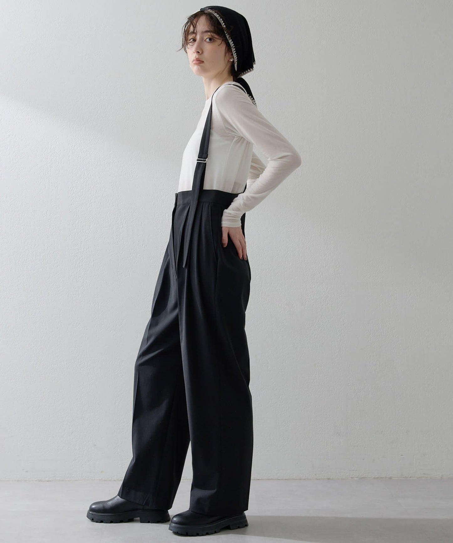 Whim Gazette “THE PAUSE” Suspender Pants Washable Wool-Like Wide Trousers with 2-Tuck Design