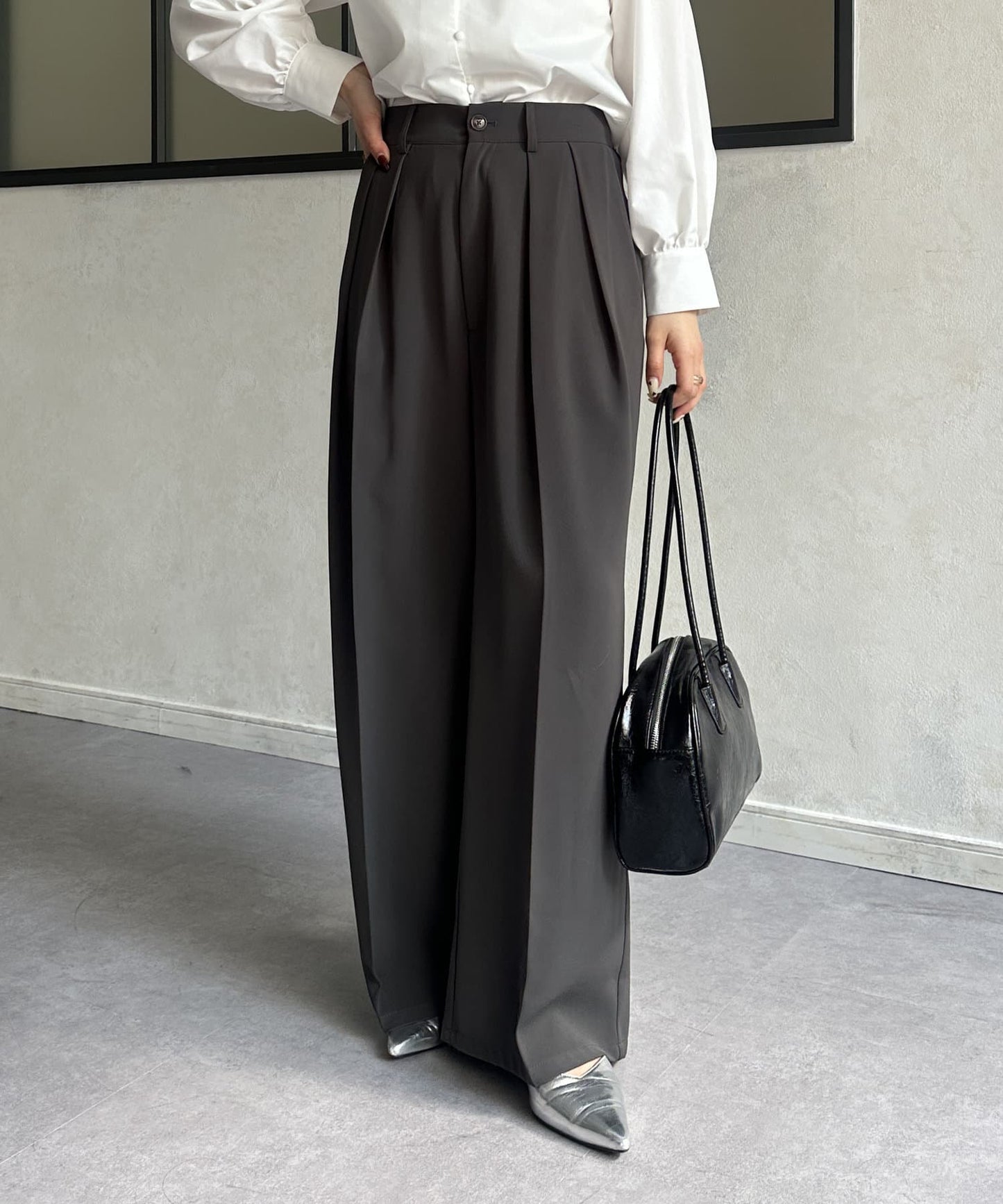 Thevon. “2-Tuck Slacks” | Relaxed Fit Pants with Wrinkle-Resistant Fabric