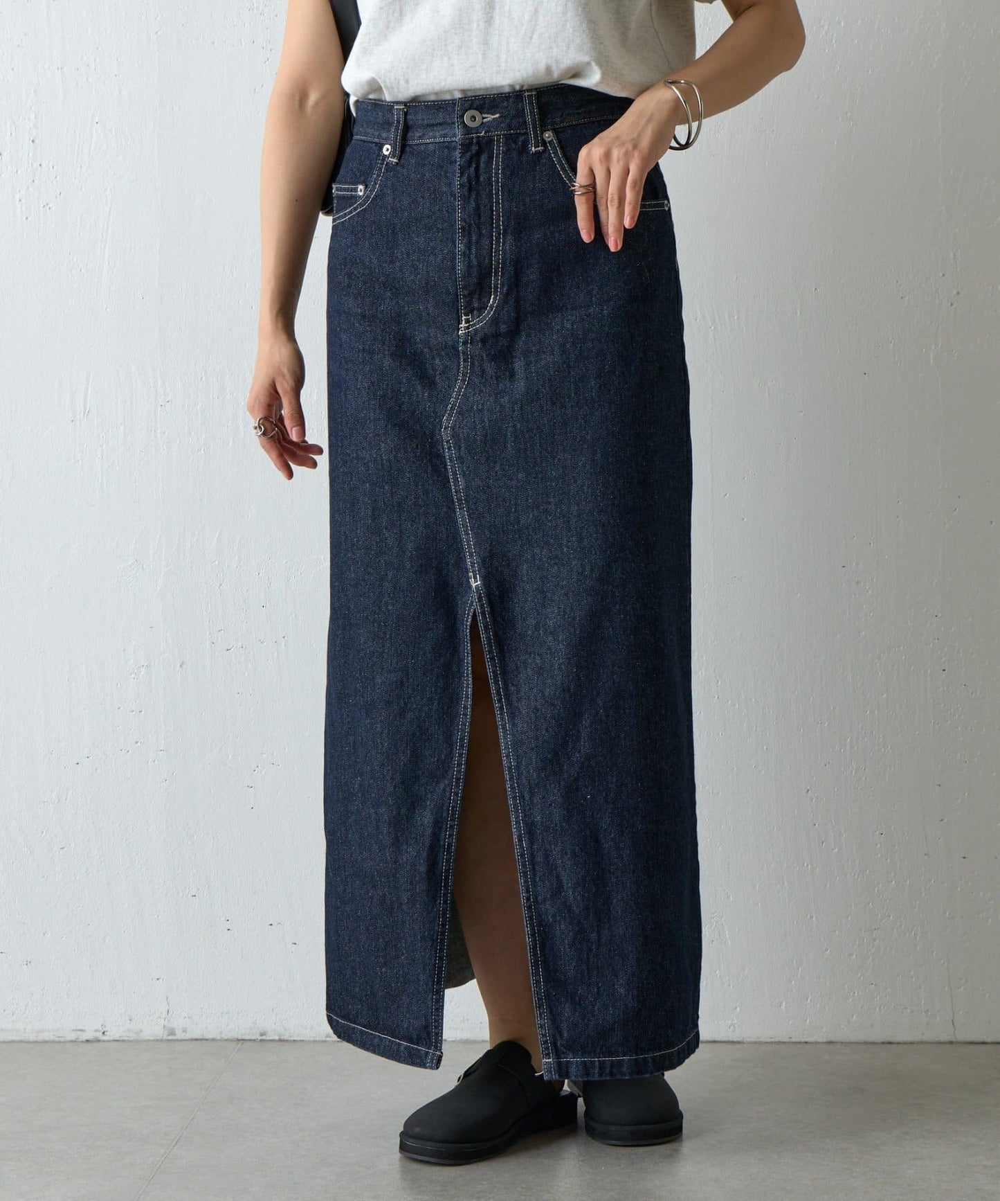 COLONY 2139 Front Slit Denim Long Skirt Chic Long Denim Skirt with Body-Flattering Silhouette