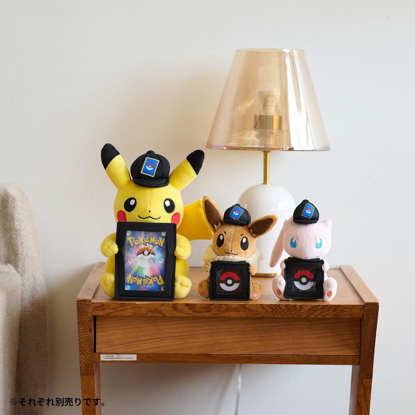 Pokémon TCG Plush Card Stand – Pikachu
