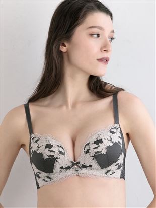 [Breast Shaping Bra] Create a Defined Cleavage with the Neo Adore Stella Bra