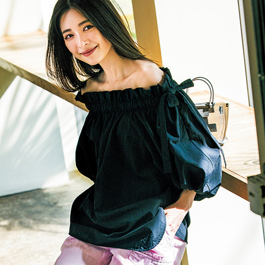 Lightweight Nylon Off-Shoulder Puff Sleeve Blouse – Greige / Black