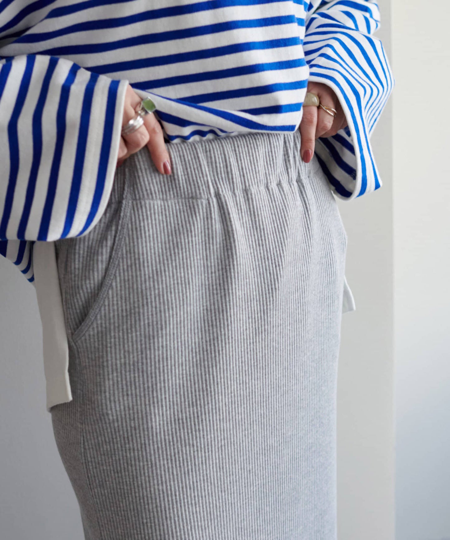 DISCOAT Rib Knit Narrow Skirt  Stretchy Slim Silhouette Skirt with Back Slit (WEB Limited)