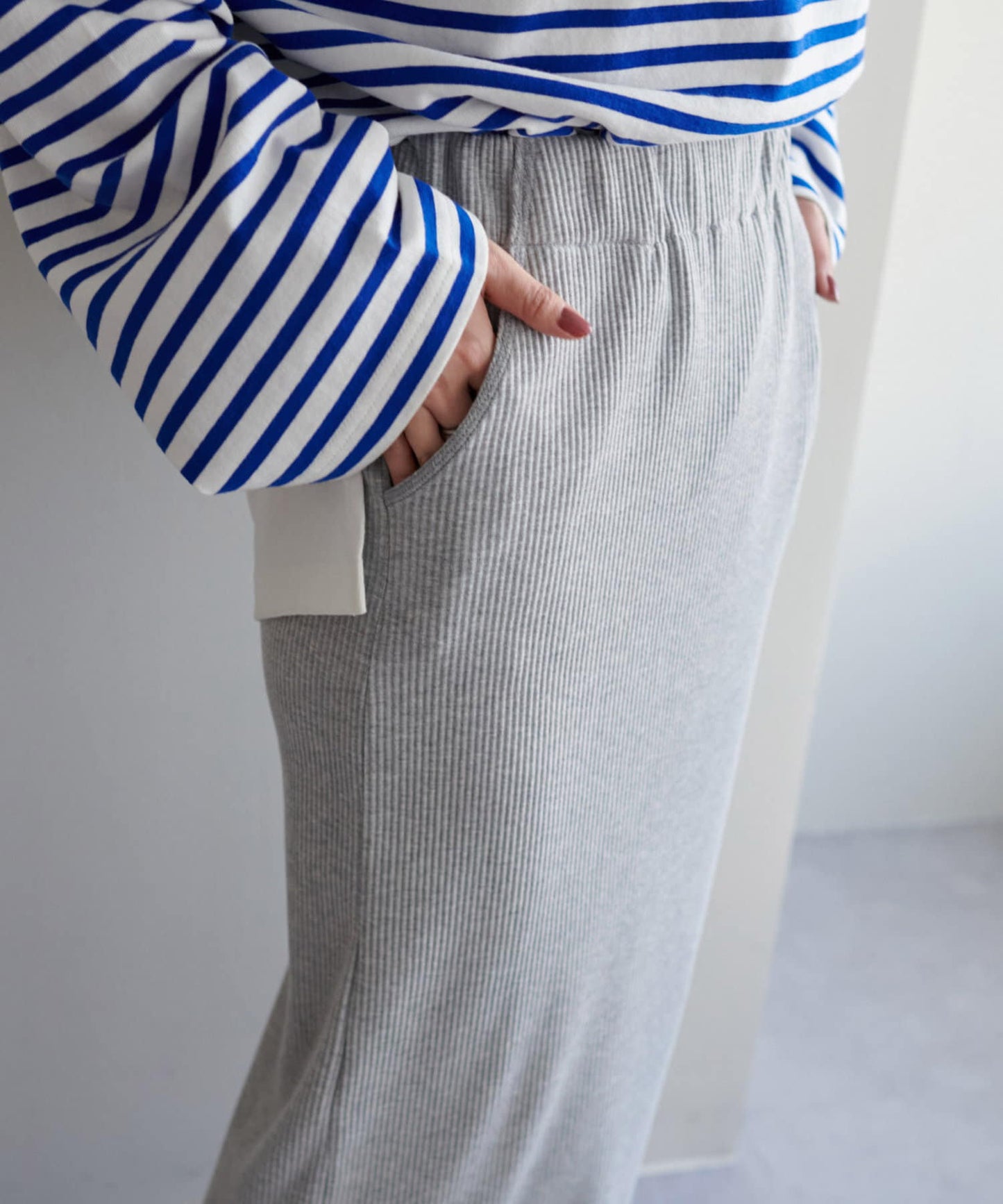 DISCOAT Rib Knit Narrow Skirt  Stretchy Slim Silhouette Skirt with Back Slit (WEB Limited)