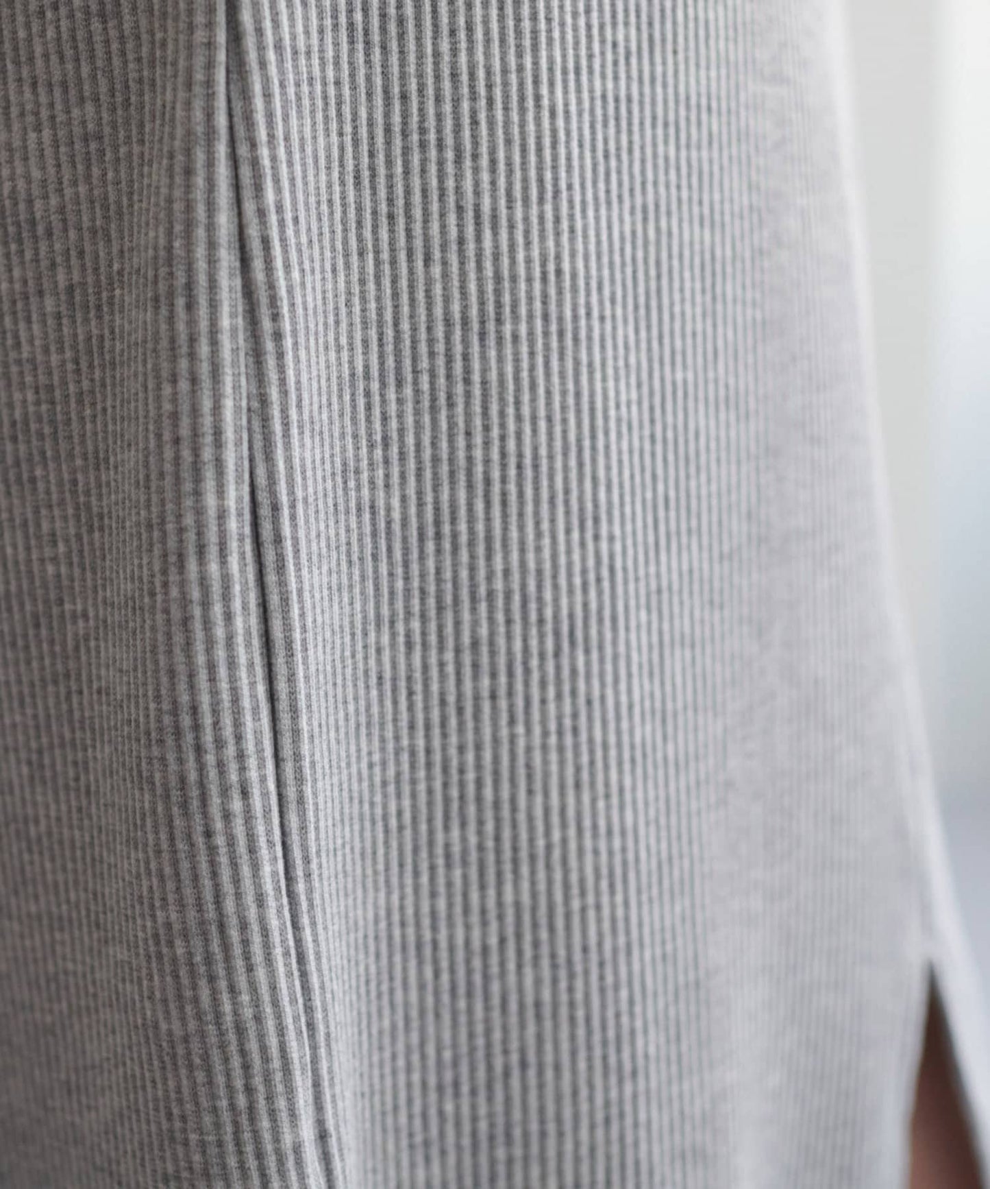 DISCOAT Rib Knit Narrow Skirt  Stretchy Slim Silhouette Skirt with Back Slit (WEB Limited)