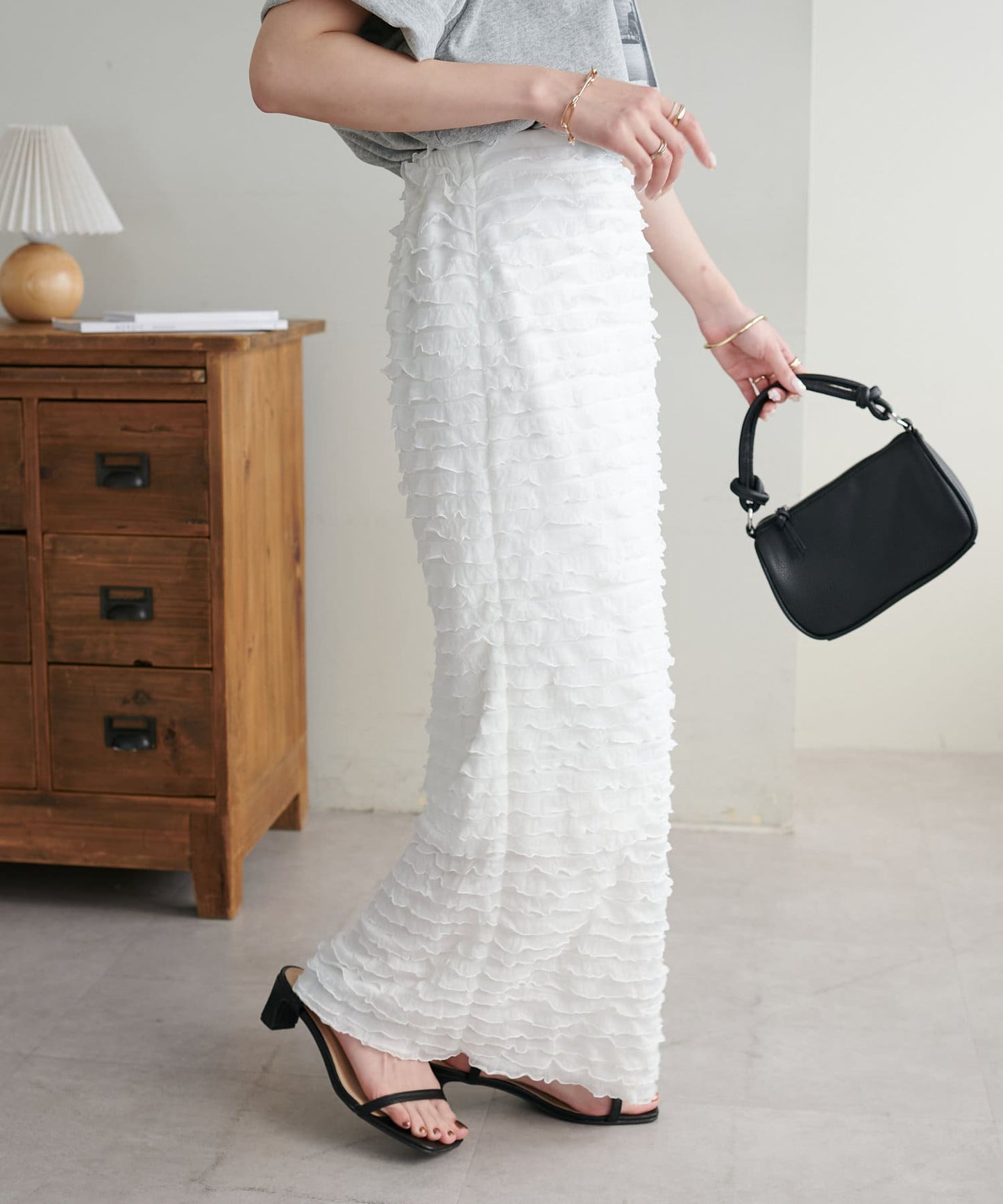 DISCOAT Frill Tiered Narrow Skirt  Slimming I-Line Silhouette & Stress-Free Fit (Web Exclusive)