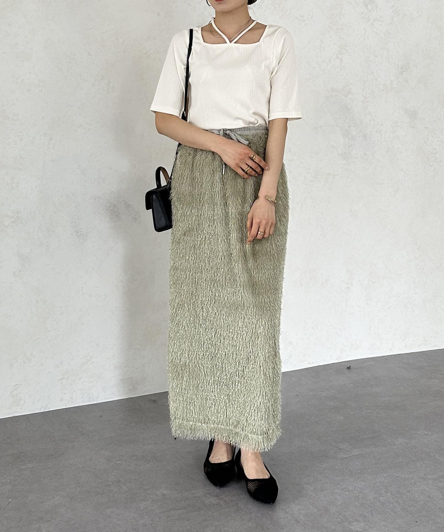 Thevon. Lame Fringe Narrow Skirt  Sparkle Fringe & Sleek Silhouette