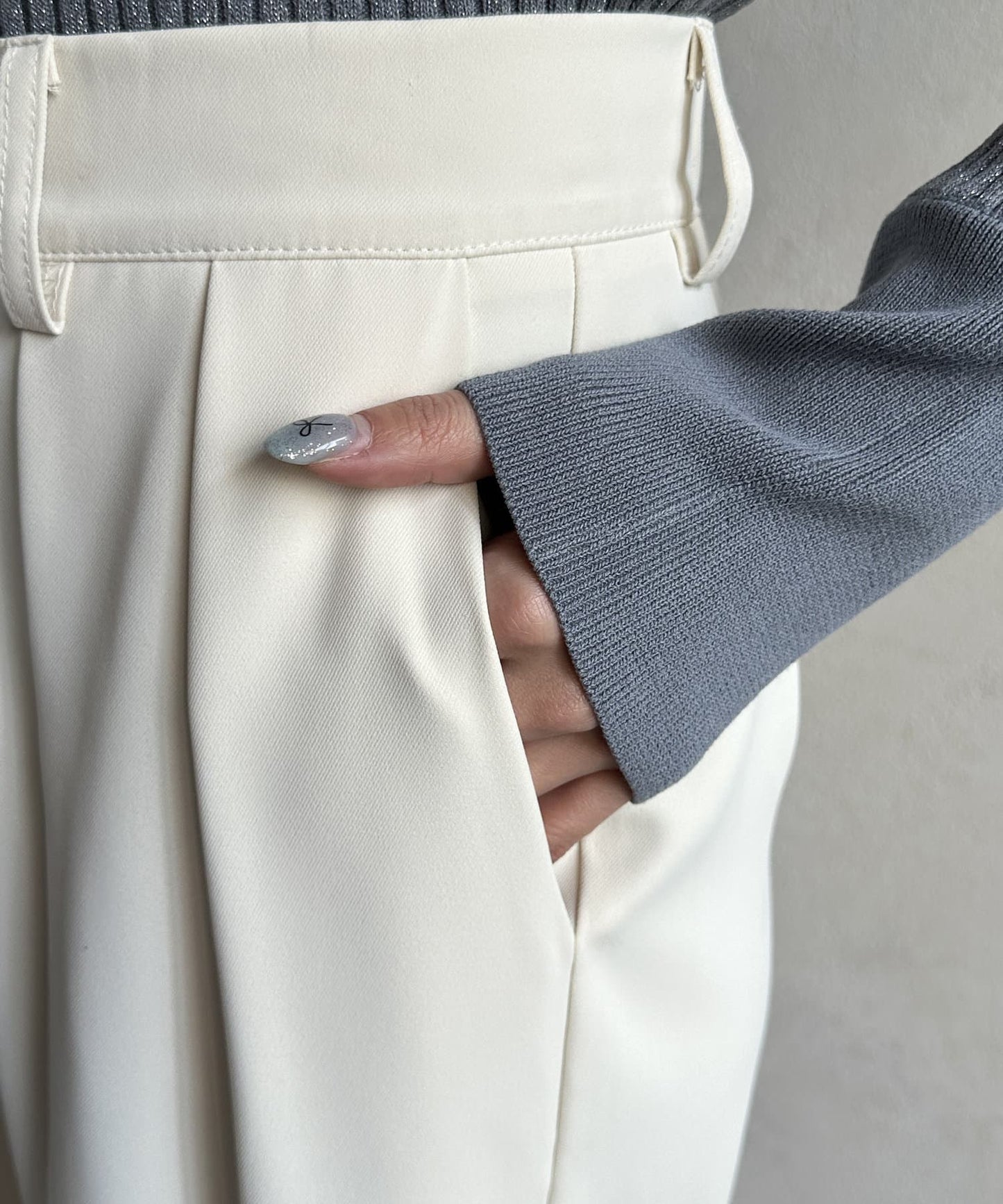 Thevon. “2-Tuck Slacks” | Relaxed Fit Pants with Wrinkle-Resistant Fabric